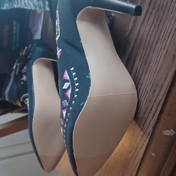 Unique Embroidered stiletto booties. Never worn,  38, sz 7, unbranded, well made - Picture 5 of 6
